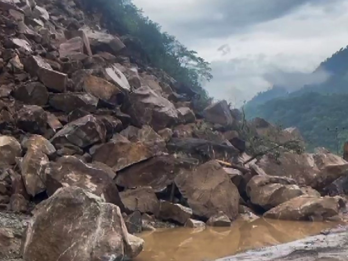 Landslide: चंडीगढ़ मनाली NH पर बस का इंतजार कर रहा था युवक, अचानक पहाड़ी से गिरा पत्थर! हुई मौत