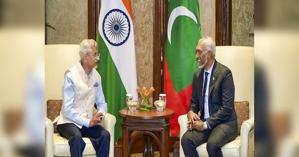 India Maldives: क्या मोइज्जू को हो गया भूल का अहसास? जयशंकर को रिसीव करने एयरपोर्ट पहुंचे मालदीव के विदेश मंत्री