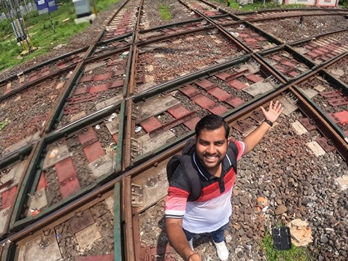 चारों ओर से गुजरती है ट्रेन