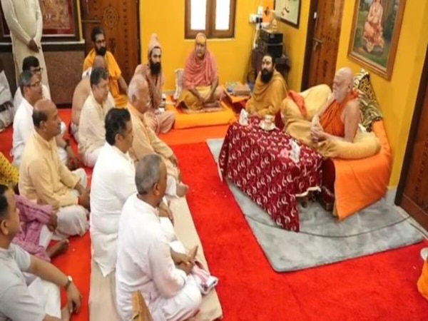 ଶଙ୍କରାଚାର୍ଯ୍ୟଙ୍କୁ ଭେଟିଲେ ଆରଏସଏସ୍ ମୁଖ୍ୟ ମୋହନ ଭାଗବତ 