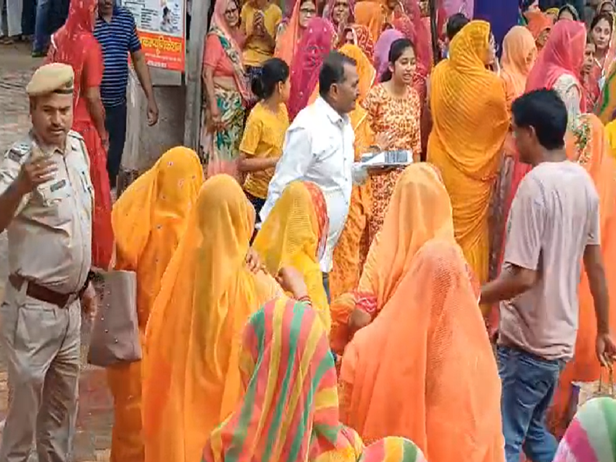 Nagaur News: श्रद्धालुओं पर भारी पड़ा CM का सिक्योरिटी प्रोटोकॉल, मीडिया को भी कवरेज से रोका, नहीं मिली मंदिर में एंट्री Nagaur News: श्रद्धालुओं पर भारी पड़ा CM का सिक्योरिटी प्रोटोकॉल, मीडिया को भी कवरेज से रोका, नहीं मिली मंदिर में एंट्री