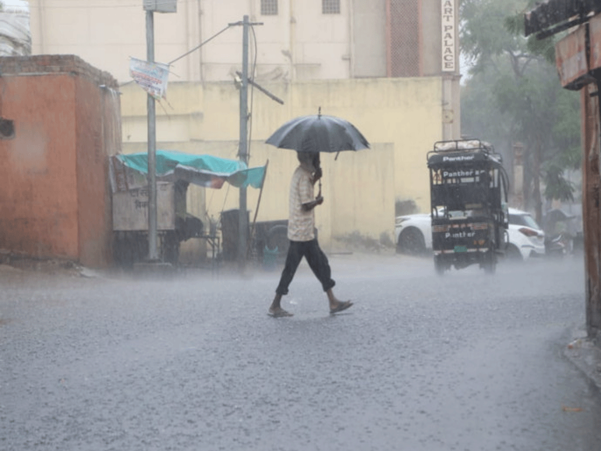 Rajasthan Weather Update: राजस्थान में मानसून का कहर, 1 हफ्ते तक इन जिलों में भारी बारिश का अलर्ट जारी Rajasthan Weather Update: राजस्थान में मानसून का कहर, 1 हफ्ते तक इन जिलों में भारी बारिश का अलर्ट जारी