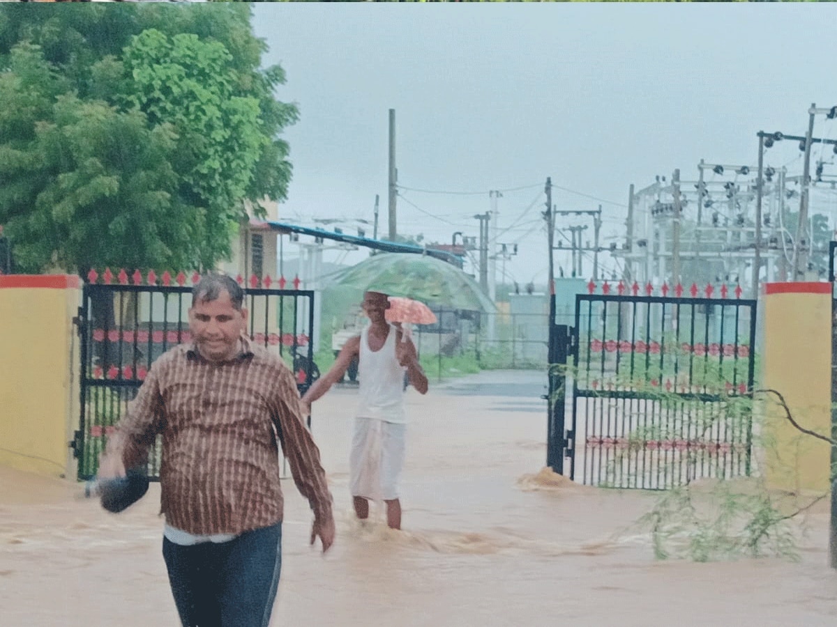 Sawai Madhopur News: खंडार क्षेत्र में 10 घंटे से जारी है भारी बरसात, तालाब की पाल टूटी घरों में घुसा पानी Sawai Madhopur News: खंडार क्षेत्र में 10 घंटे से जारी है भारी बरसात, तालाब की पाल टूटी घरों में घुसा पानी