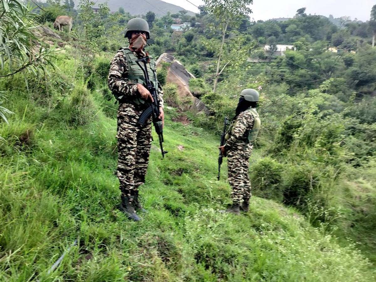 J&K: आतंकवादियों के खिलाफ अभियान तेज, अनंतनाग में दो सैनिकों और एक नागरिक की मौत के बाद हरकत में तंत्र