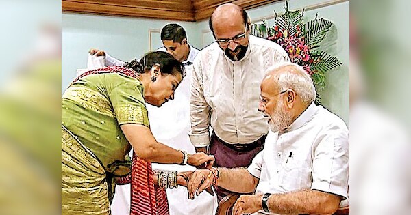 Qamar Sheikh: PM मोदी को 30वीं बार राखी बांधेगी ये मुस्लिम महिला, जानें कौन है प्रधानमंत्री की मुंहबोली बहन?