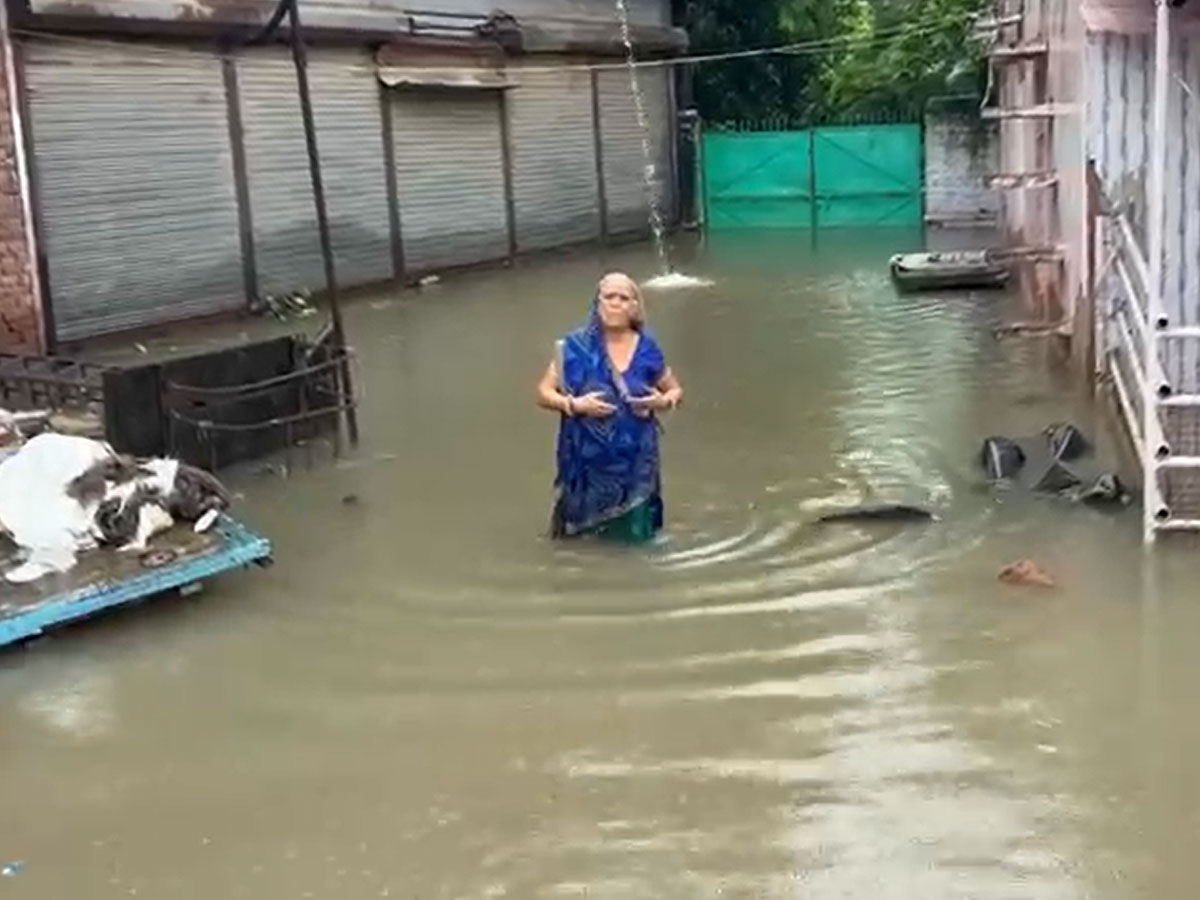 karauli news Flood in Hindaun city many people stuck Divisional Commissioner Sanwarmal Verma