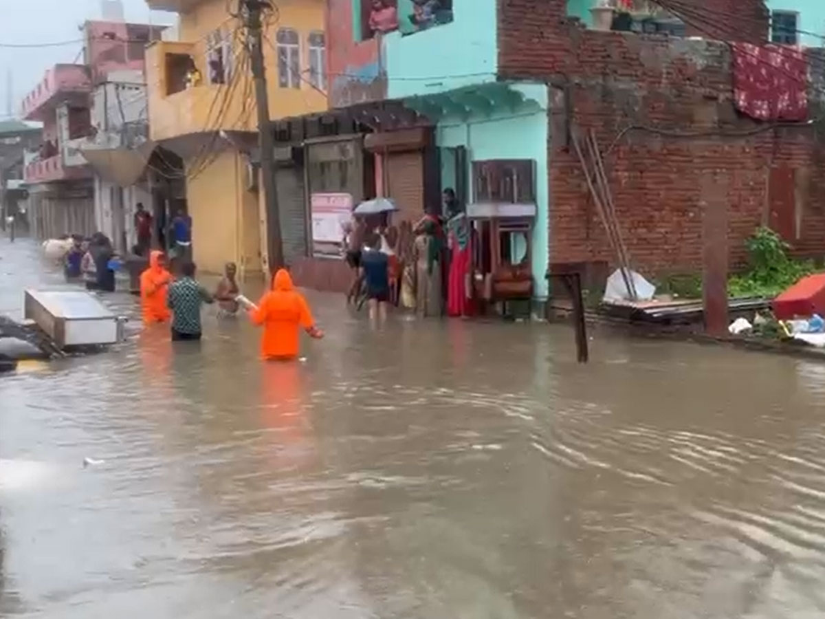 karauli news Flood in Hindaun city many people stuck Divisional Commissioner Sanwarmal Verma