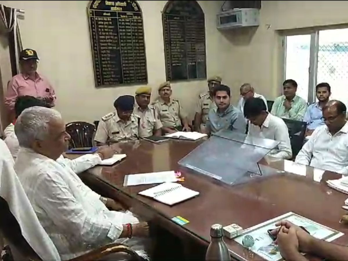 Rajasthan News: प्रदेश में भारी बारिश से मचा हड़कंप, फील्ड में उतरे किरोड़ी लाल मीणा, जल भराव क्षेत्रों से... Rajasthan News: प्रदेश में भारी बारिश से मचा हड़कंप, फील्ड में उतरे किरोड़ी लाल मीणा, जल भराव क्षेत्रों से...