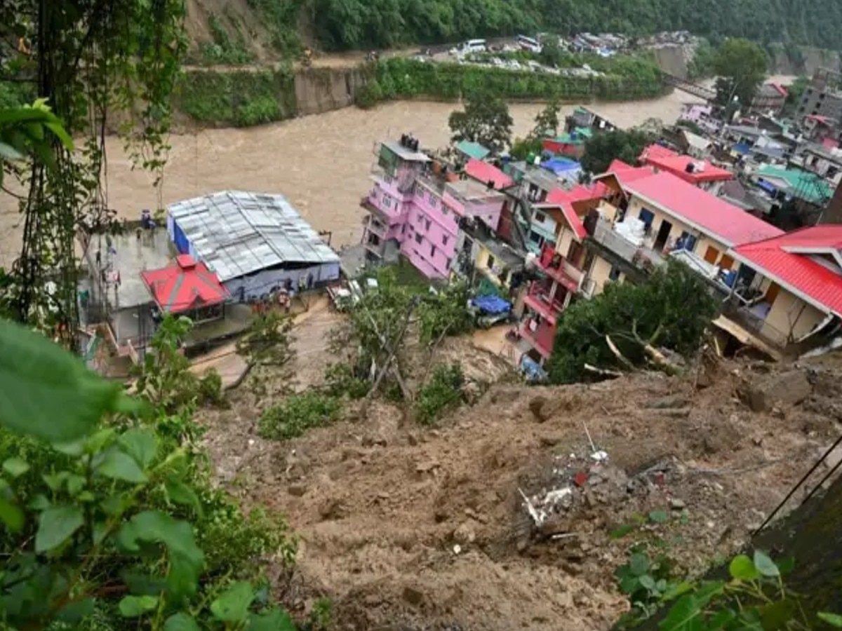 प्राकृतिक आपदा के चलते हिमाचल प्रदेश में कई करोड़ों के नुकसान का लगाया जा रहा अंदाजा