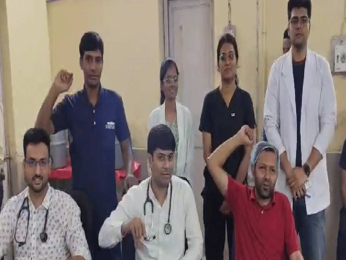 Kota News: कोलकाता में महिला डॉक्टर के साथ दुष्कर्म और हत्या मामले के विरोध में डॉक्टरों का आंदोलन जारी Kota News: कोलकाता में महिला डॉक्टर के साथ दुष्कर्म और हत्या मामले के विरोध में डॉक्टरों का आंदोलन जारी