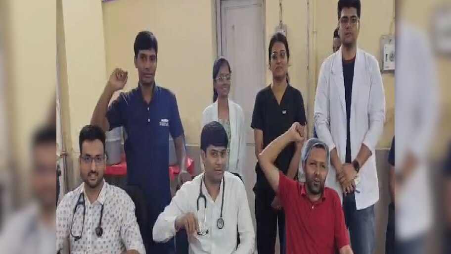 Kota News: कोलकाता में महिला डॉक्टर के साथ दुष्कर्म और हत्या मामले के विरोध में डॉक्टरों का आंदोलन जारी 