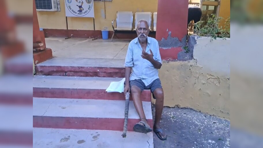 Bundi News: मुझे मेरा हक दिला दो साहब..! 2 दिन से कलेक्ट्रेट की सीढ़ियों पर भूखा-प्यासा बैठा दिव्यांग बुजुर्ग