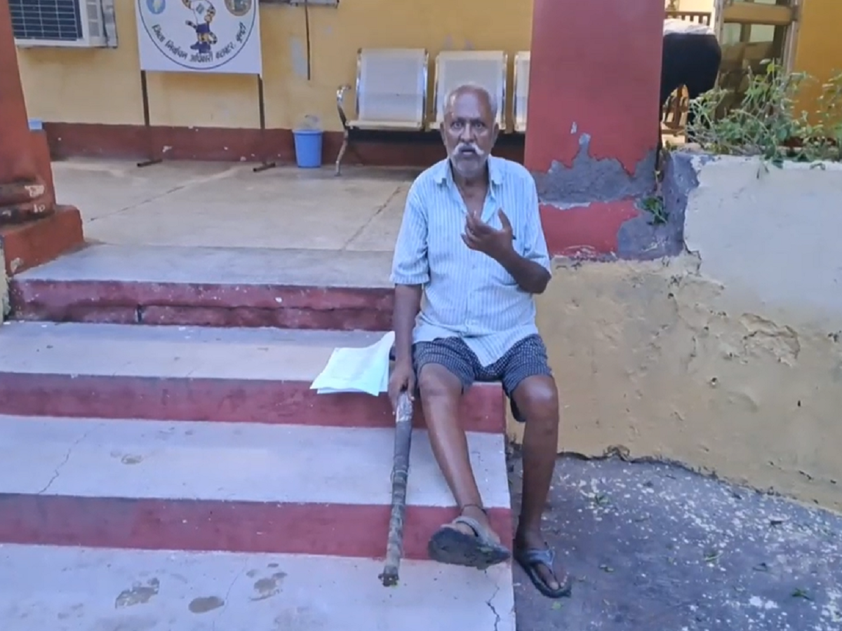 Bundi News: मुझे मेरा हक दिला दो साहब..! 2 दिन से कलेक्ट्रेट की सीढ़ियों पर भूखा-प्यासा बैठा दिव्यांग बुजुर्ग Bundi News: मुझे मेरा हक दिला दो साहब..! 2 दिन से कलेक्ट्रेट की सीढ़ियों पर भूखा-प्यासा बैठा दिव्यांग बुजुर्ग
