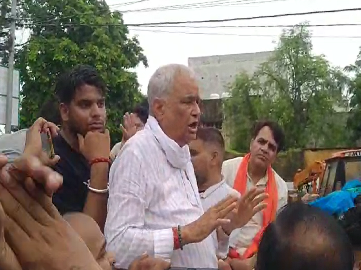 Karauli News: जलभराव के बीच हिण्डौन पहुंचे किरोड़ी लाल मीणा, 22 करोड़ दिलाने का दिया आश्वासन Karauli News: जलभराव के बीच हिण्डौन पहुंचे किरोड़ी लाल मीणा, 22 करोड़ दिलाने का दिया आश्वासन