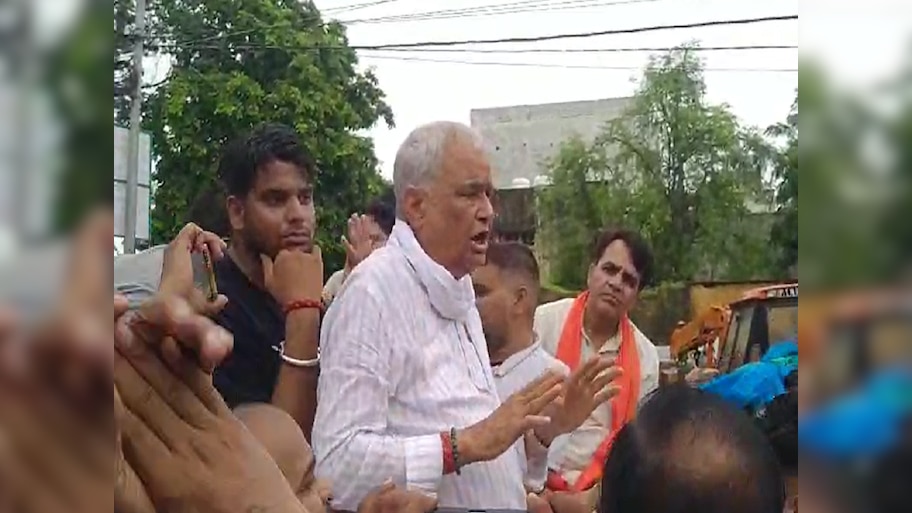Karauli News: जलभराव के बीच हिण्डौन पहुंचे किरोड़ी लाल मीणा, 22 करोड़ दिलाने का दिया आश्वासन