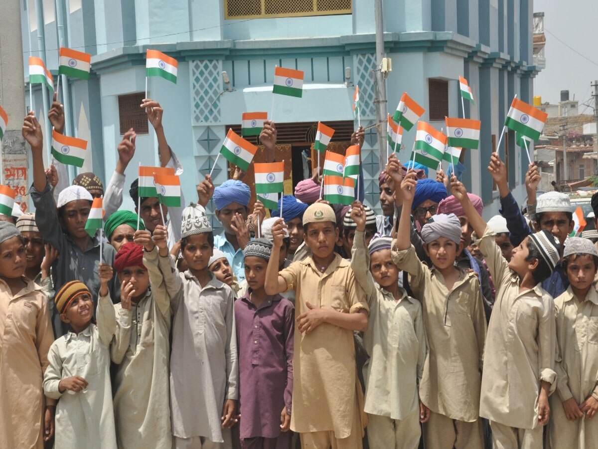 Har Ghar Tiranga: यौम-ए-आजादी के मौके पर मदरसों से निकली तिरंगा यात्रा, हाथों में तिरंगा लेकर झूम उठे बच्चे