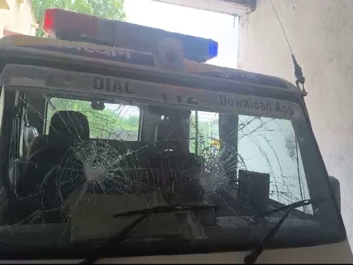 Dungarpur: बदमाशों को छुड़ाने गई साबला पुलिस पर हमला, मारपीट में दो पुलिसकर्मी घायल Dungarpur: बदमाशों को छुड़ाने गई साबला पुलिस पर हमला, मारपीट में दो पुलिसकर्मी घायल