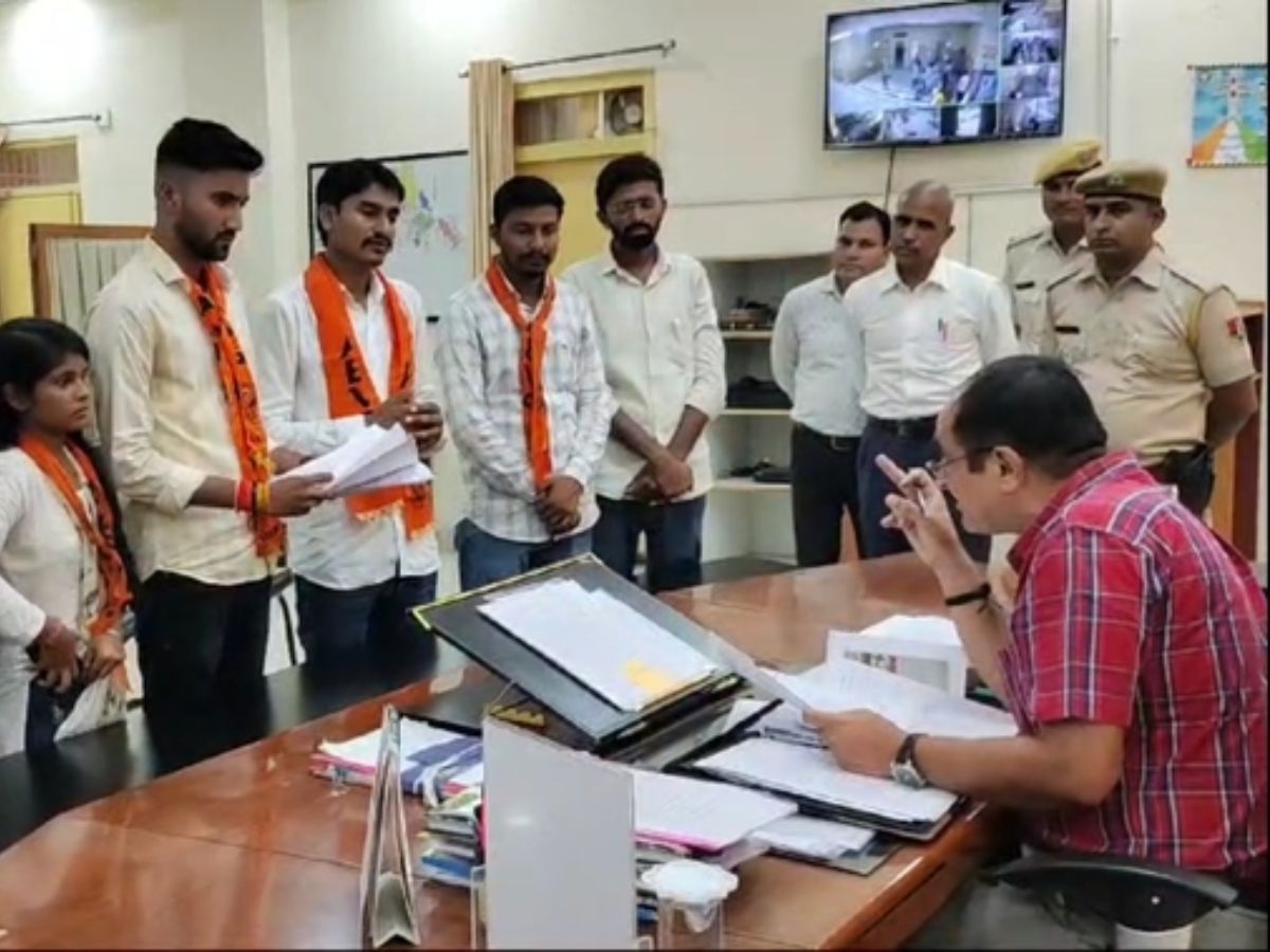 Jhalawar News: ज्ञापन देने पहुंचे थे ABVP कार्यकर्ता, जिला कलेक्टर ने जमकर धोया, नाराज छात्रों ने... Jhalawar News: ज्ञापन देने पहुंचे थे ABVP कार्यकर्ता, जिला कलेक्टर ने जमकर धोया, नाराज छात्रों ने...