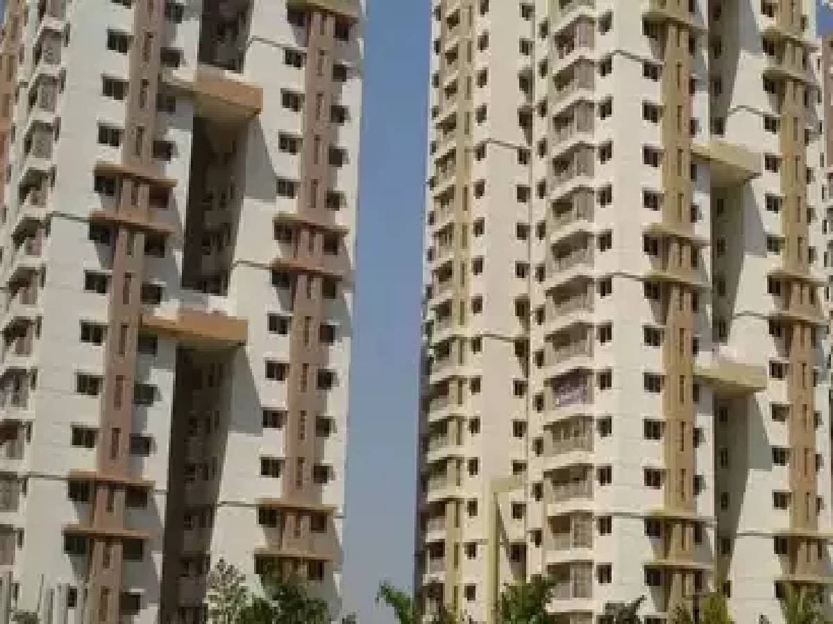 Ghaziabad: रील बनाने के चक्कर में छठे मंजिल से गिरी लड़की, ऐसी बची जान