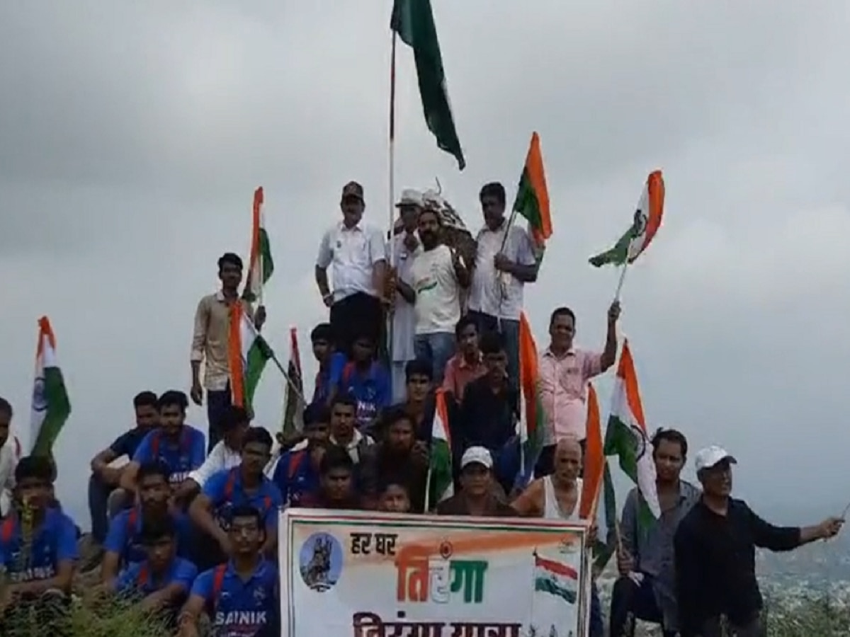 Independence Day Special: आजादी का जश्न.., तिरंगा फहराने झुंझुनू के सबसे ऊंची चोटी पर चढ़ा 82 साल का बुजुर्ग फौजी