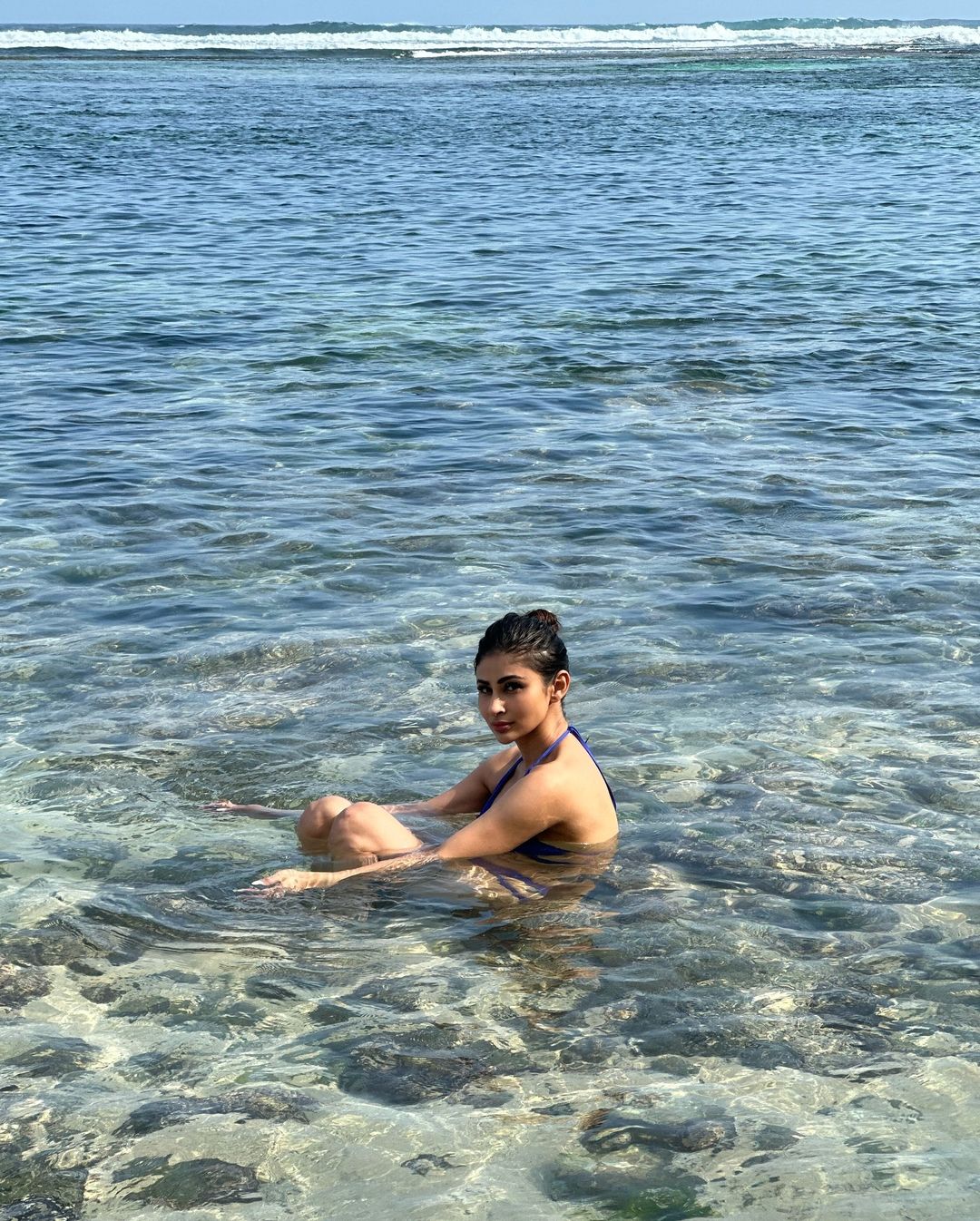 बीच बेबी मौनी रॉय