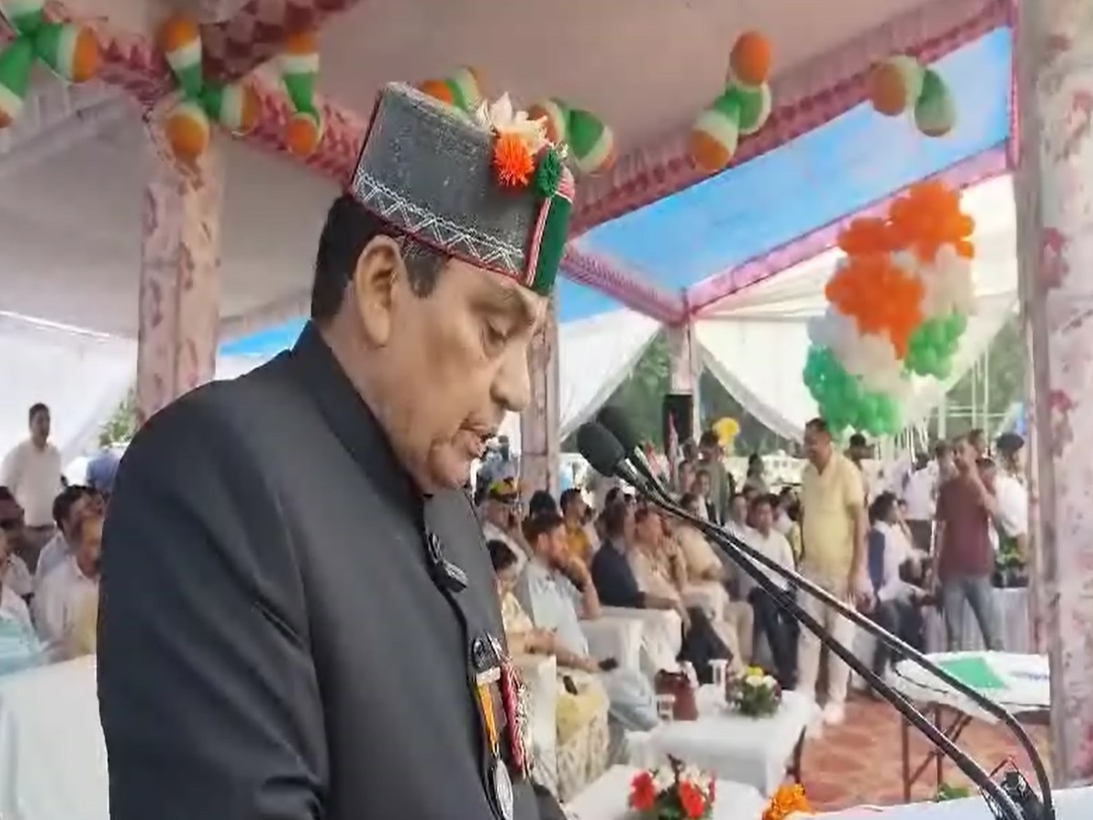 Himachal Pradesh News: हमीरपुर में कर्नल डॉ. धनीराम शांडिल ने फहराया राष्ट्रीय ध्वज