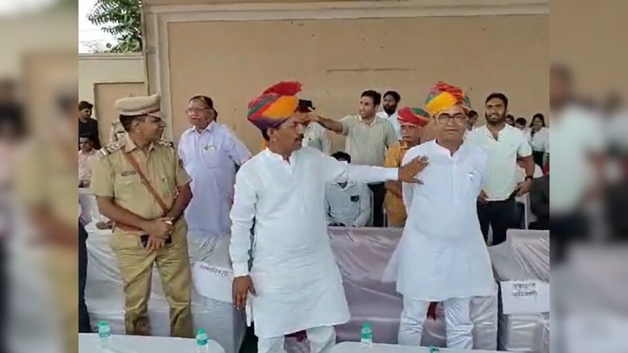 Jhunjhunu News: स्वतंत्रता दिवस के कार्यक्रम में ''माननीय'' को आया गुस्सा, कहा- मनमर्जी करनी है, तो मैं चला जाता हूं...