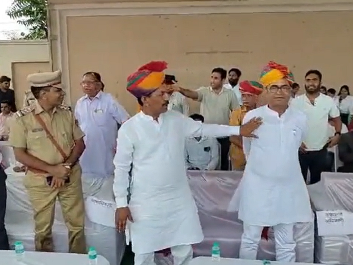 Jhunjhunu News: स्वतंत्रता दिवस के कार्यक्रम में ''माननीय'' को आया गुस्सा, कहा- मनमर्जी करनी है, तो मैं चला जाता हूं... Jhunjhunu News: स्वतंत्रता दिवस के कार्यक्रम में ''माननीय'' को आया गुस्सा, कहा- मनमर्जी करनी है, तो मैं चला जाता हूं...