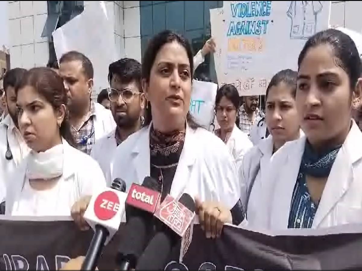 Doctors protest:दिल्ली में डॉक्टरों की हड़ताल से स्वास्थ्य सेवाएं प्रभावित, इलाज के लिए भटक रहे मरीज