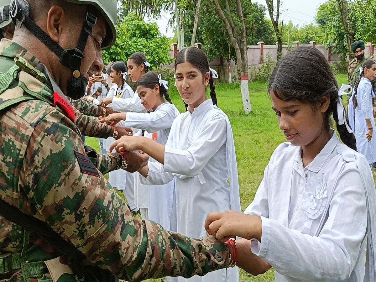 Raksha Bandhan: सरहद वाली राखी, LoC पर धूमधाम से मना रक्षाबंधन का त्योहार