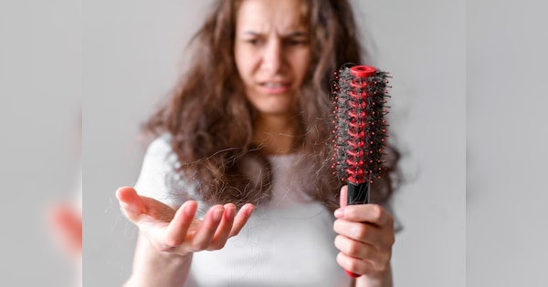 झाड़ की तरह हो गए हैं बाल, हाथ फेरते ही टूटने लगते हैं तो इस जड़ी बूटी को पीसकर लगाएं, फिर देखें कमाल!