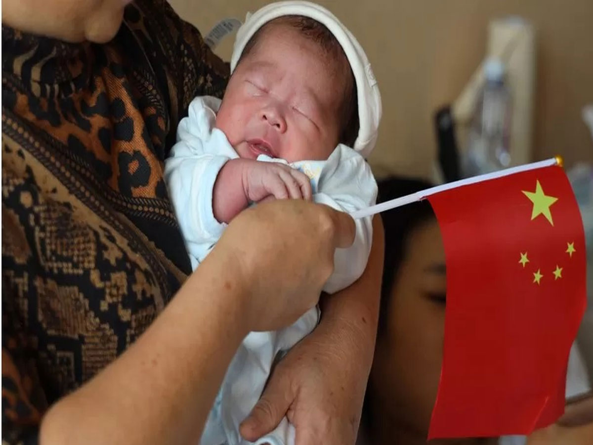 चीन में ज्यादा बच्चे पैदा करने के छप्पड़फाड़ फायदे; फिर भी महिलाएं ठुकरा रही सरकार का ऑफर चीन में ज्यादा बच्चे पैदा करने के छप्पड़फाड़ फायदे; फिर भी महिलाएं ठुकरा रही सरकार का ऑफर