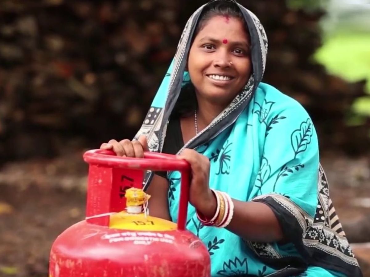 Gas Cylinder Scheme: मात्र 450 रुपये में मिल रहा सिलेंडर, महिलाएं ऐसे करें आवेदन