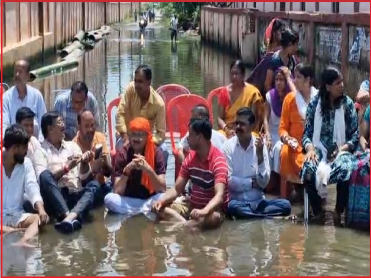 सड़क पर सत्याग्रह, गंदे पानी में बैठे बीजेपी विधायक, जानिए वजह