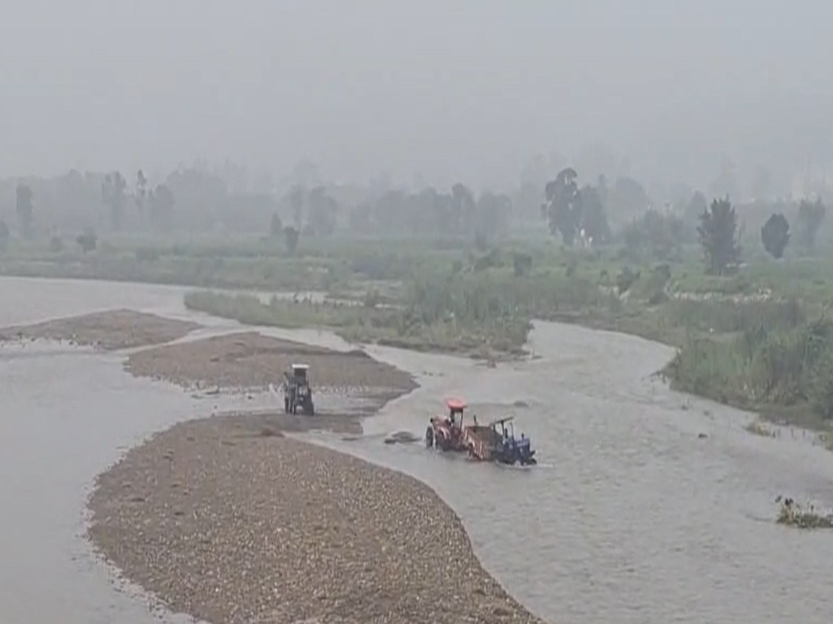 पांवटा साहिब बेलगाम हुआ खनन माफिया, उफनती नदियों में हो रहा अवैध खनन