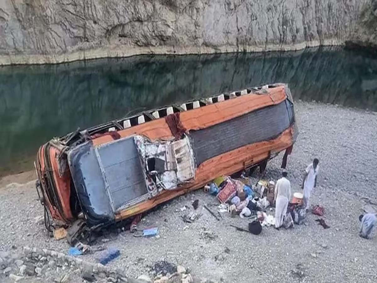 Pakistan Shia Bus Turned: पाकिस्तान से ईरान जा रहे शिया अकीदमंदों की बस पलटी; 30 की मौत