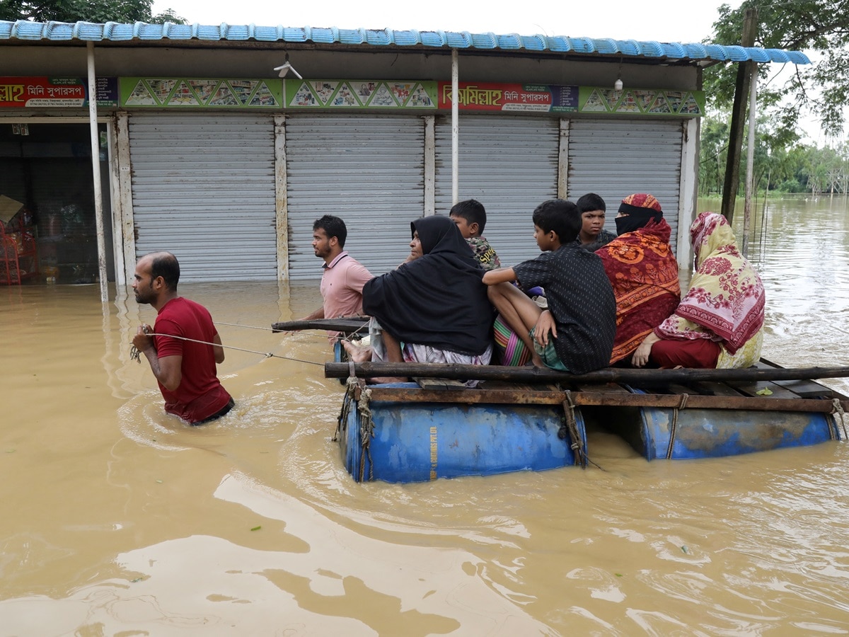 बांग्लादेश की नई सरकार की पहली अग्निपरीक्षा, भीषण बाढ़ से सैकड़ों गांव जलमग्न.. 15 लोगों की मौत