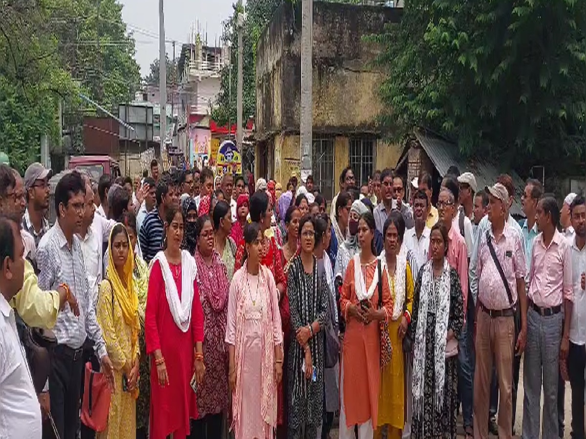 नदी में गिरने से शिक्षक की मौत के बाद आक्रोशित शिक्षकों ने दानापुर नासरीगंज घाट पर किया प्रदर्शन