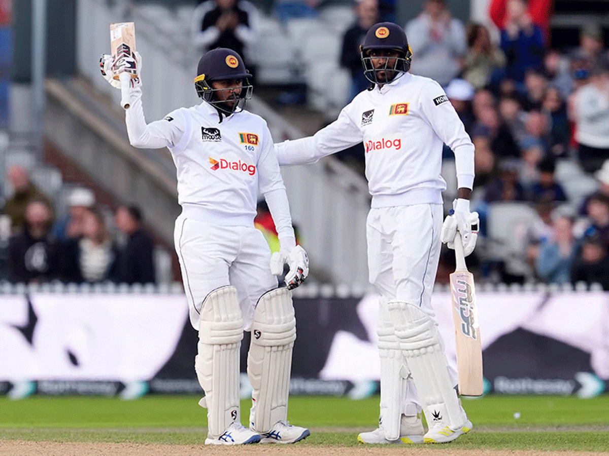 ENG vs SL: पहले दोनों हाथों से गेंदबाजी कर किया सबको हैरान, अब इस खिलाड़ी ने बल्लेबाजी में मचाया कोहराम ENG vs SL: पहले दोनों हाथों से गेंदबाजी कर किया सबको हैरान, अब इस खिलाड़ी ने बल्लेबाजी में मचाया कोहराम