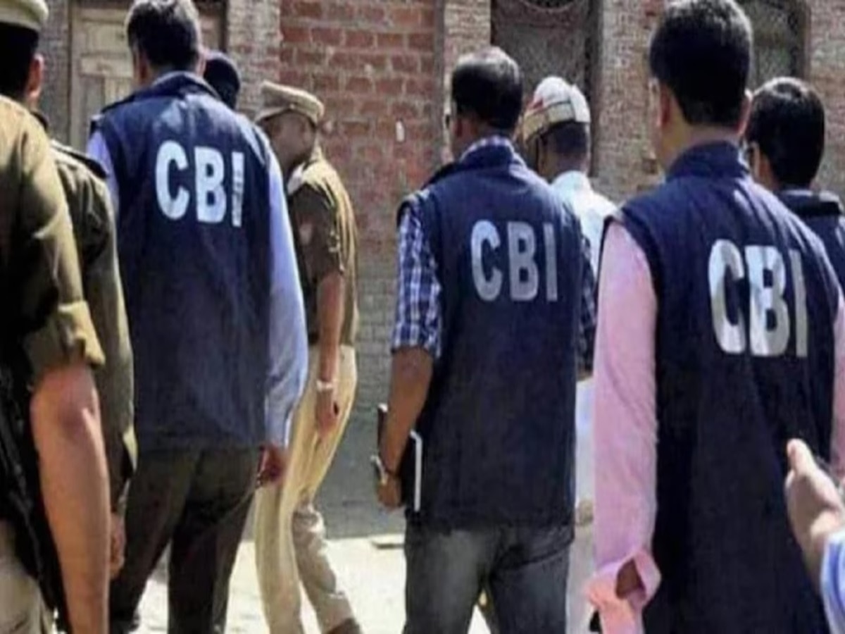 Dhanbad Raid: धनबाद में 5 जगहों पर CBI की दबिश, IT अफसर समेत 4 गिरफ्तार, 10 घंटे चली रेड