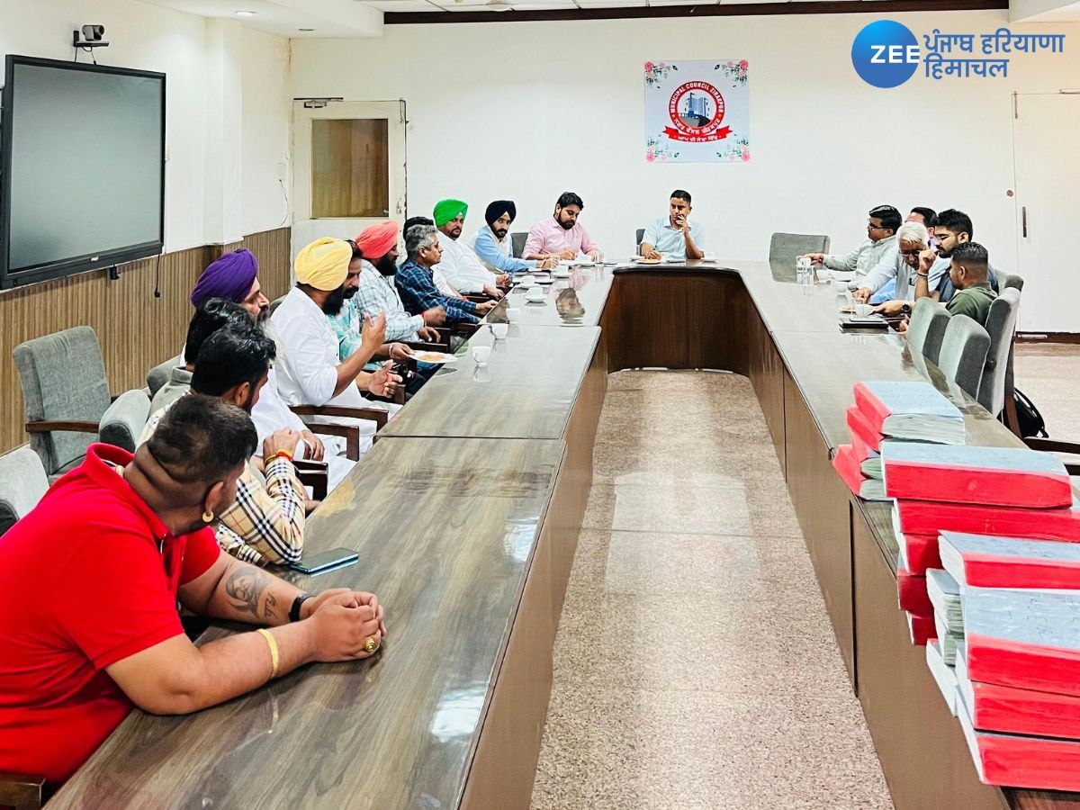 Derabassi News: ਪਰਾਲੀ ਸਾੜਨ ਤੋਂ ਰੋਕਣ ਲਈ SDM ਹਿਮਾਂਸ਼ੂ ਗੁਪਤਾ ਨੇ ਬੇਲਰ ਅਪਰੇਟਰਾਂ ਤੇ ਉਦਯੋਗਿਕ ਇਕਾਈਆਂ ਨਾਲ ਕੀਤੀ ਮੀਟਿੰਗ