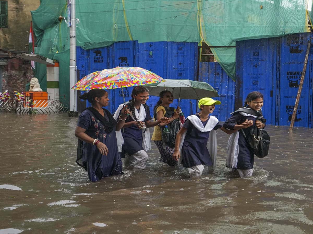 Gujarat Rain: गुजरात में भारी बारिश ने मचाई तबाही, 15 की मौत, 23 हजार लोगों को निकाला गया