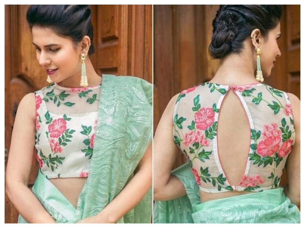 सिंपल साड़ी के साथ फ्लोरल ब्लाउज