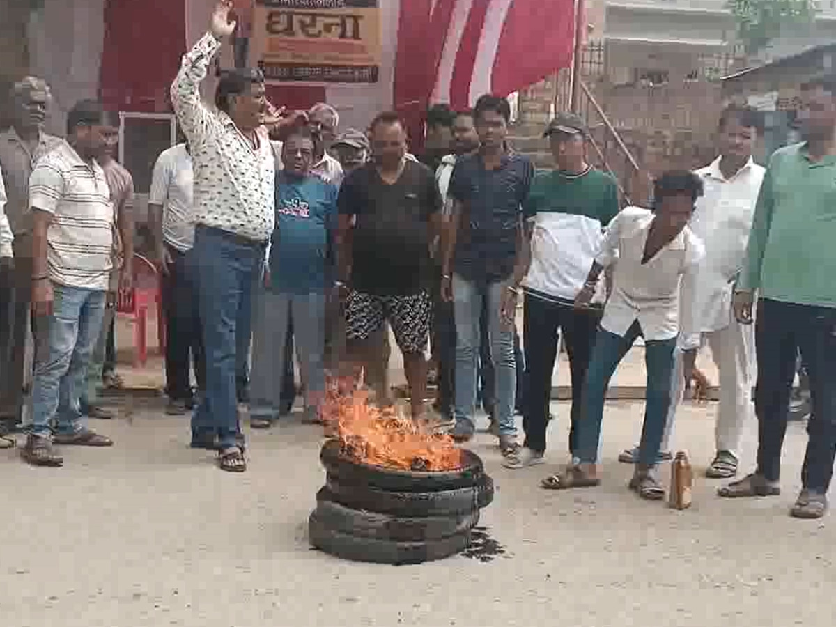 Churu News: नगरपालिका में भ्रष्टाचार को लेकर तीसरे दिन भी सड़कों पर डटे रहे लोग, टायर जलाकर जताया आक्रोश