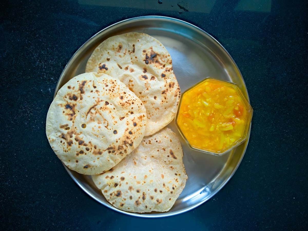 Thali Mein Roti ke Niyam: थाली में एक साथ क्यों नहीं रखते तीन रोटियां? एक ऐसी गलती, जो दुर्भाग्य को घर में दे देती है न्योता 