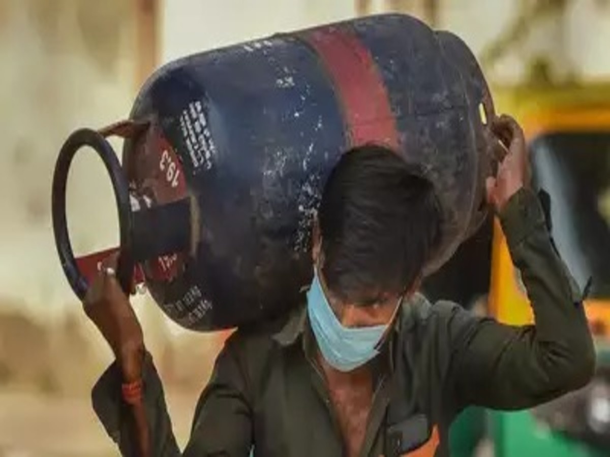 LPG Price Hike: 30 रुपये की राहत देकर 39 का दिया झटका, कमर्शियल गैस सिलेंडर हुआ महंगा, दिल्ली में अब इतने में मिलेगा