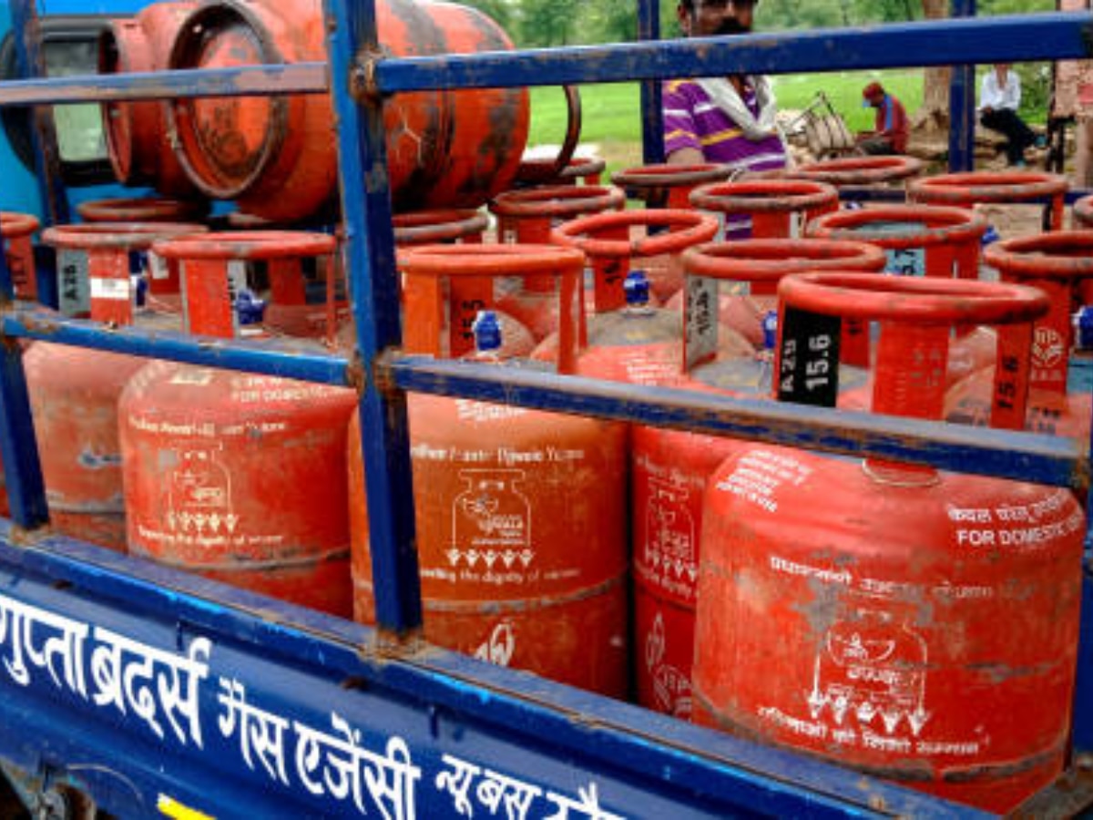 Commercial Cylinder Price Hike:  फिर बढ़े LPG के भाव, कमर्शियल सिलेंडर के लिए देने होंगे इतने दाम 