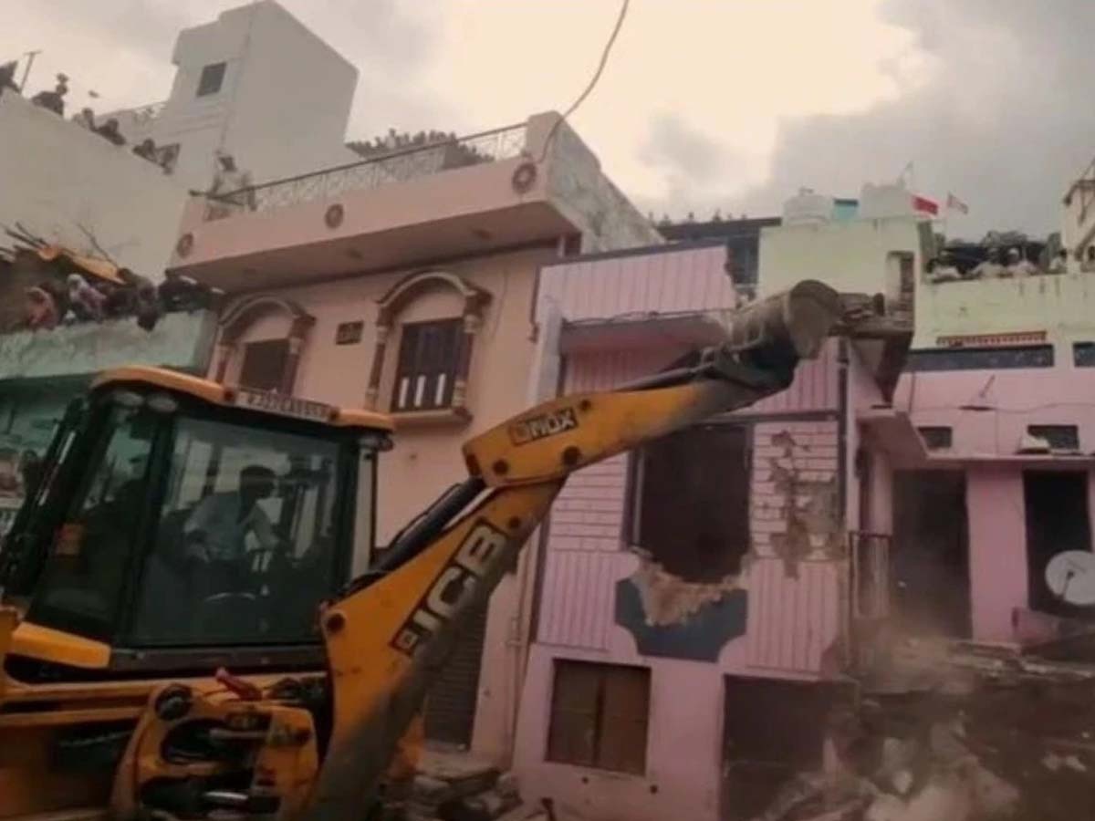 Bulldozer Action: आरोपी ही नहीं, दोषी का भी गैर कानूनी तरीके से नहीं तोड़ना है मकान; सरकार को SC की कड़ी फटकार 