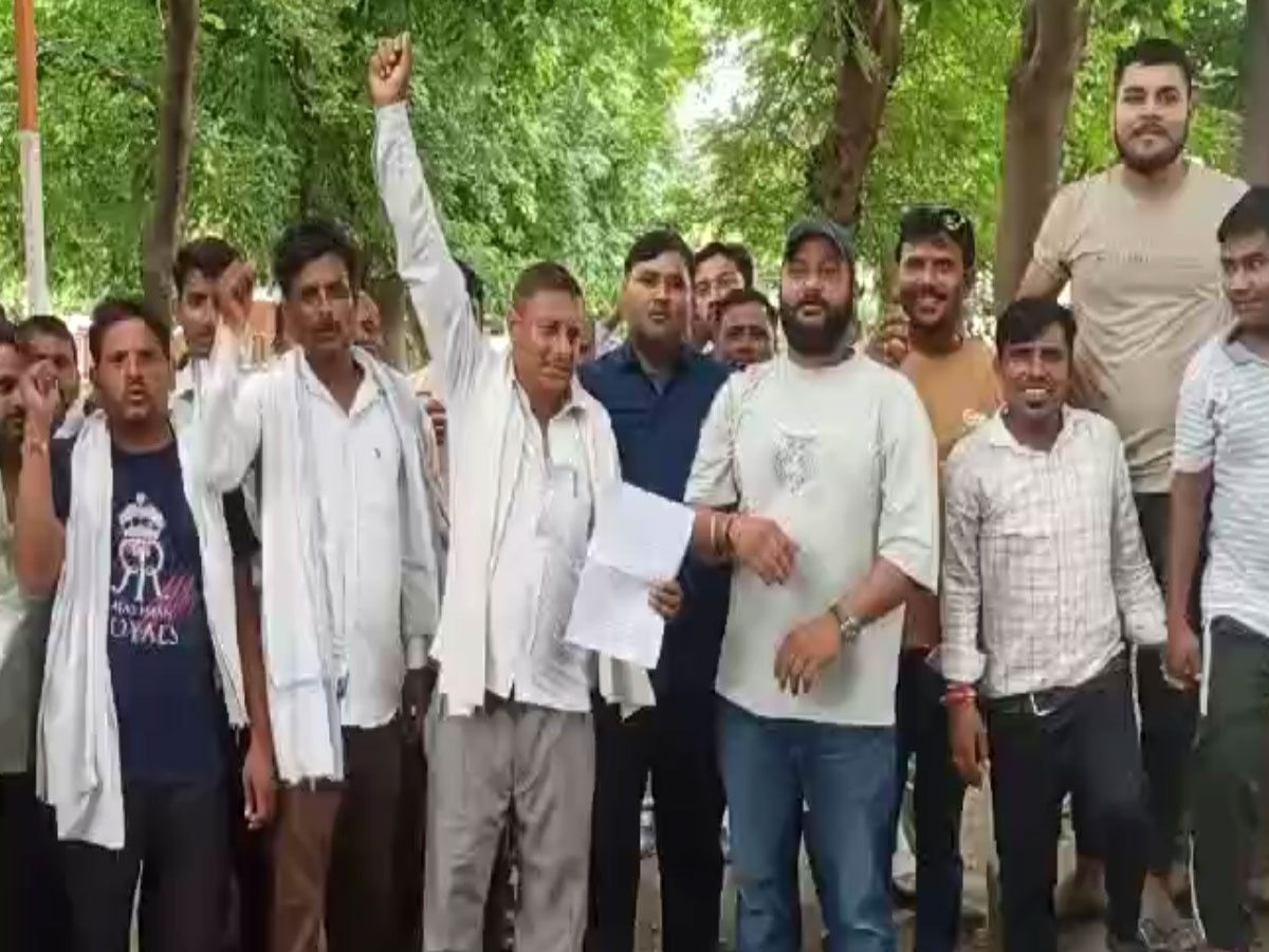 Dholpur News: स्कूल की पूरी छत जर्जर,जहरीले कीड़े मकोड़े का खतरा...ग्रामीणों ने सौंपा ज्ञापन