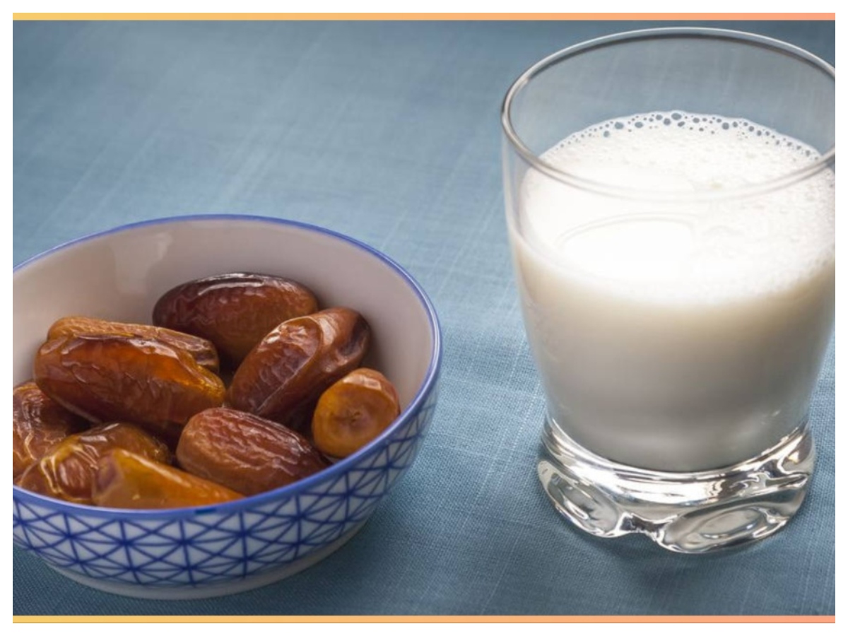 पानी में नहीं, दूध में भिगोकर खाएं खजूर, होंगे 10 फायदे... 36 खजूर और दूध खाने के फायदे